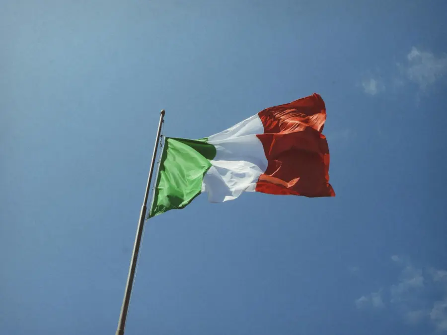 Terni celebra la Festa della Repubblica: Torretta di Palazzo Bazzani illuminata con il tricolore