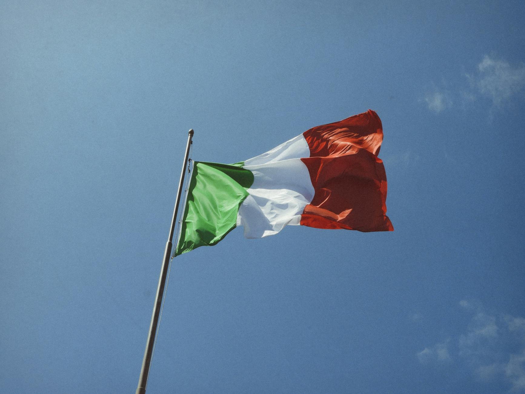 Terni celebra la Festa della Repubblica: Torretta di Palazzo Bazzani illuminata con il tricolore